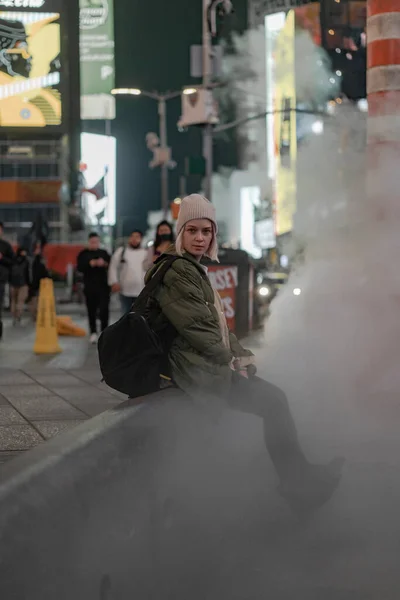 Mulher Moda Feliz Animado Para Estar Times Square Nyc — Fotografia de Stock