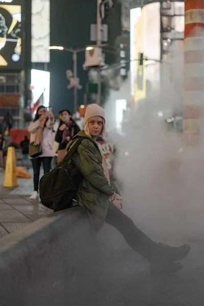 Happy Fashion Vrouw Enthousiast Times Square Nyc — Stockfoto