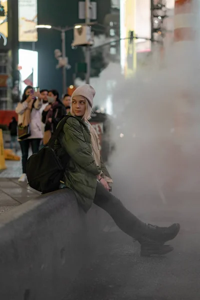 Счастливая Модница Взволнована Находится Таймс Сквер Нью Йорке — стоковое фото