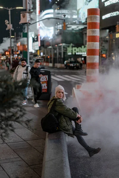 Szczęśliwa Kobieta Mody Podekscytowany Aby Być Times Square Nyc — Zdjęcie stockowe