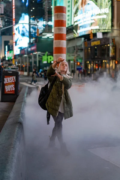 Happy Fashion Vrouw Enthousiast Times Square Nyc — Stockfoto