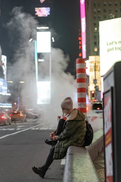 Szczęśliwa Kobieta Mody Podekscytowany Aby Być Times Square Nyc — Zdjęcie stockowe