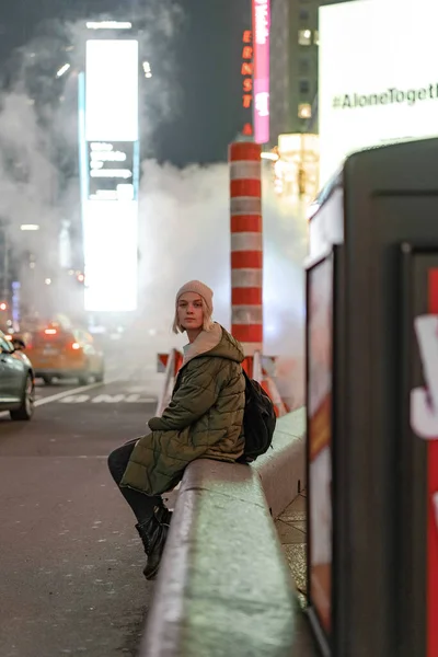 Szczęśliwa Kobieta Mody Podekscytowany Aby Być Times Square Nyc — Zdjęcie stockowe