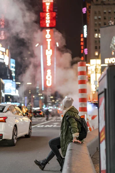 Szczęśliwa Kobieta Mody Podekscytowany Aby Być Times Square Nyc — Zdjęcie stockowe