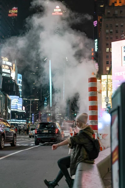 Mulher Moda Feliz Animado Para Estar Times Square Nyc — Fotografia de Stock