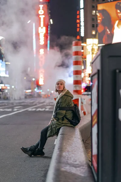 Szczęśliwa Kobieta Mody Podekscytowany Aby Być Times Square Nyc — Zdjęcie stockowe