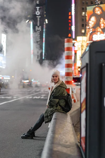 Szczęśliwa Kobieta Mody Podekscytowany Aby Być Times Square Nyc — Zdjęcie stockowe