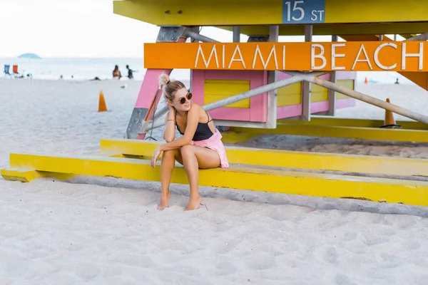 Semester Miami Beach Florida Ung Kvinna Nära Ett Livräddartorn Stranden — Stockfoto
