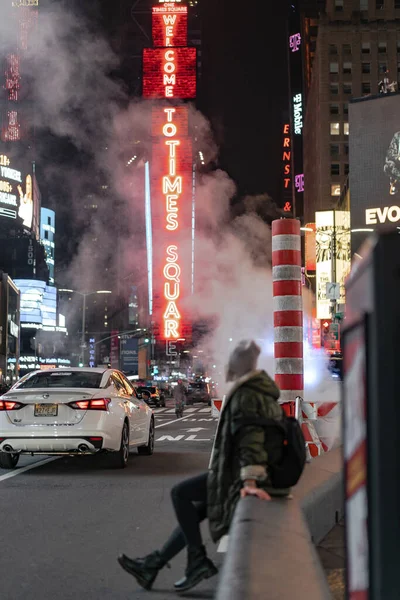 Glückliche Modefrau Freut Sich Auf Den Times Square New York — Stockfoto