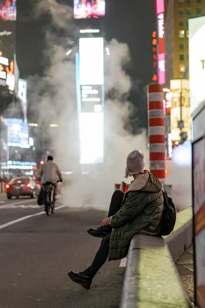 Glückliche Modefrau Freut Sich Auf Den Times Square New York — Stockfoto