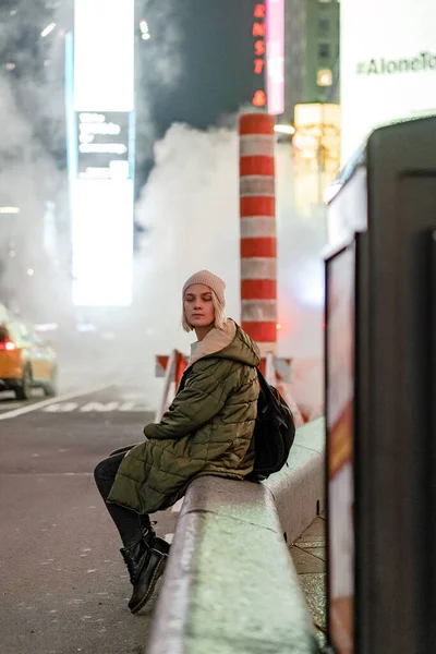 Glad Mode Kvinna Glada Att Vara Times Square Nyc — Stockfoto