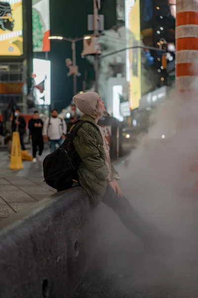 Mulher Moda Feliz Animado Para Estar Times Square Nyc — Fotografia de Stock