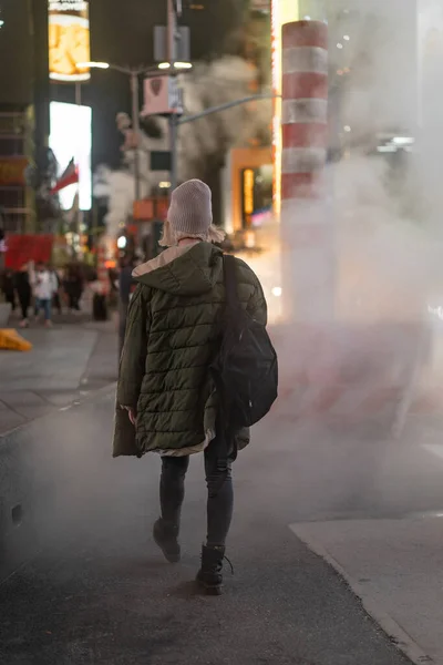 Szczęśliwa Kobieta Mody Podekscytowany Aby Być Times Square Nyc — Zdjęcie stockowe