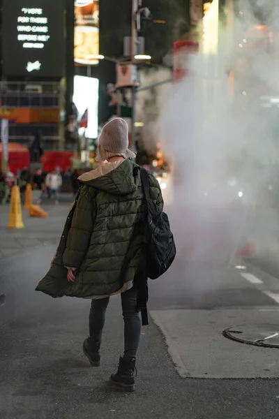 Szczęśliwa Kobieta Mody Podekscytowany Aby Być Times Square Nyc — Zdjęcie stockowe