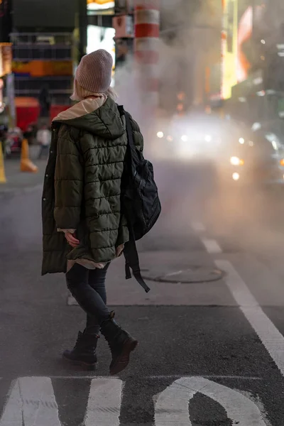 Szczęśliwa Kobieta Mody Podekscytowany Aby Być Times Square Nyc — Zdjęcie stockowe