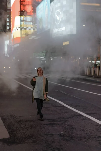 Mulher Moda Feliz Animado Para Estar Times Square Nyc — Fotografia de Stock