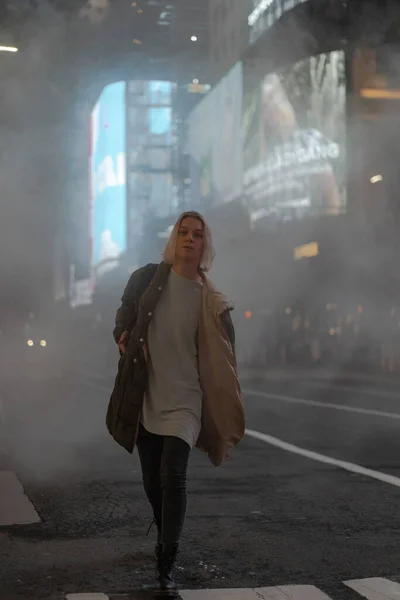 Feliz Mujer Moda Emocionada Estar Times Square Nueva York — Foto de Stock