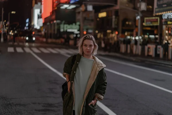 Happy Fashion Vrouw Enthousiast Times Square Nyc — Stockfoto