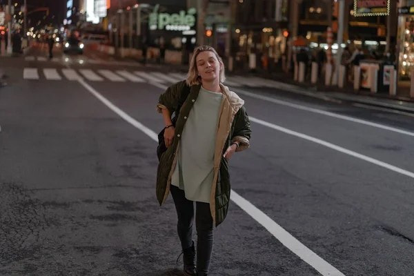 Happy Fashion Vrouw Enthousiast Times Square Nyc — Stockfoto