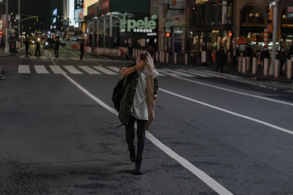 Happy Fashion Vrouw Enthousiast Times Square Nyc — Stockfoto