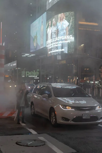 Glückliche Modefrau Freut Sich Auf Den Times Square New York — Stockfoto