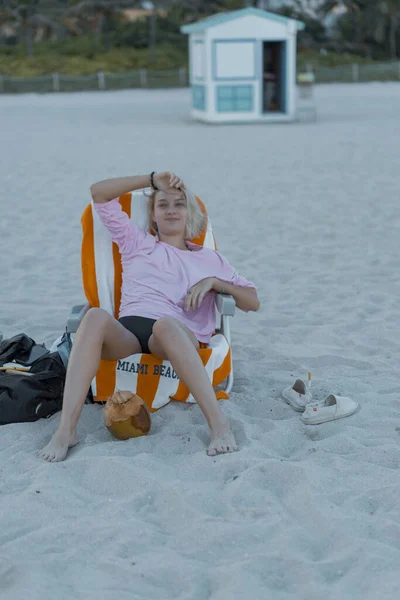 Junge Schöne Frau Die Sich Einer Liege Strand Von Miami — Stockfoto