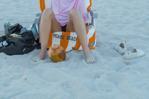 Jong Mooi Vrouw Rustend Een Ligstoel Miami Strand — Stockfoto