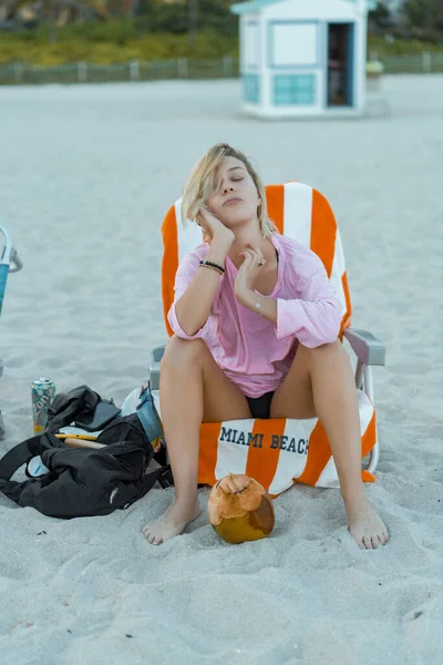 Jovem Bela Mulher Descansando Uma Espreguiçadeira Praia Miami — Fotografia de Stock