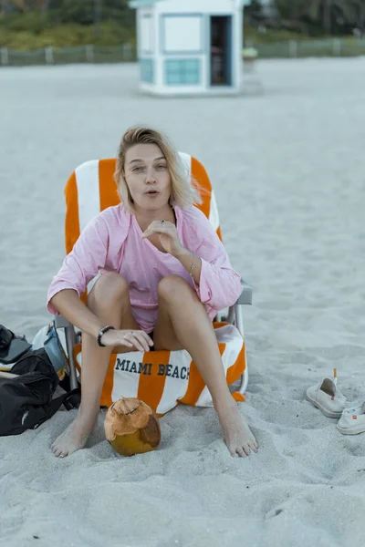 Junge Schöne Frau Die Sich Einer Liege Strand Von Miami — Stockfoto