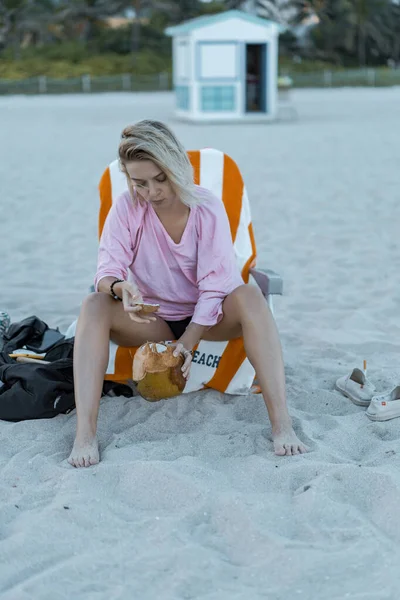 Junge Schöne Frau Die Sich Einer Liege Strand Von Miami — Stockfoto