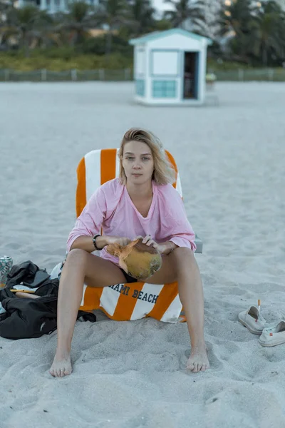 Genç Güzel Bir Kadın Miami Sahilinde Dinleniyor — Stok fotoğraf
