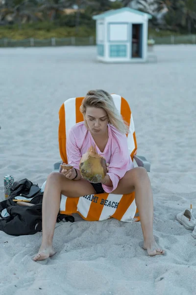 Jong Mooi Vrouw Rustend Een Ligstoel Miami Strand — Stockfoto