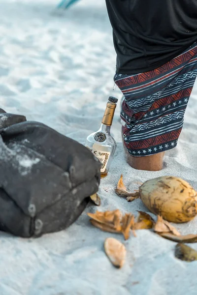 Uomo Sulla Spiaggia Apre Una Noce Cocco — Foto Stock