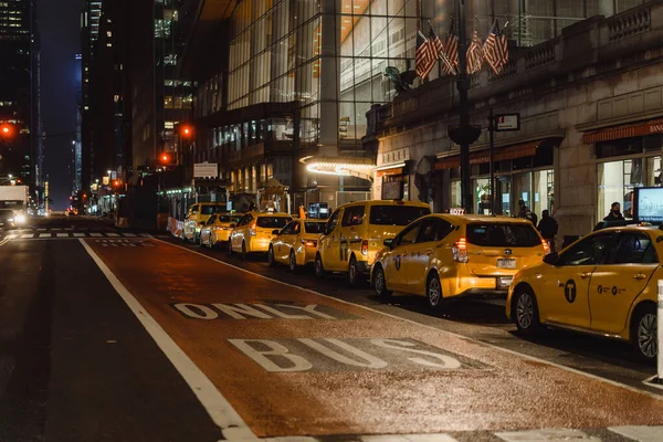 街上的纽约黄色出租车 — 图库照片