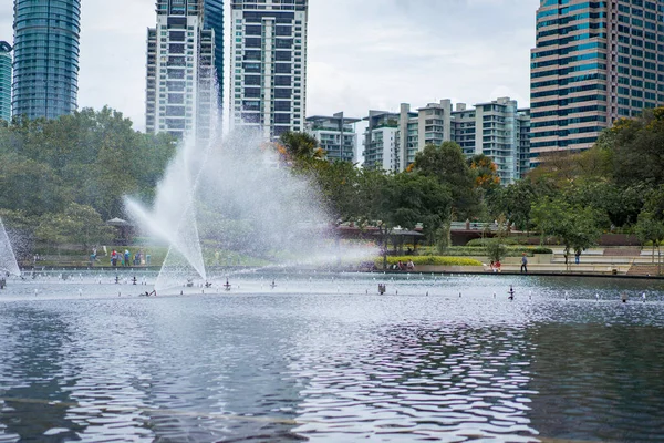 クアラルンプールの街並み 建築だ 彫刻噴水ヤシ — ストック写真