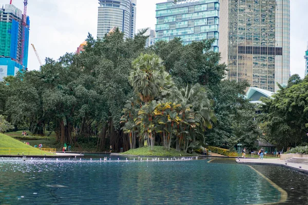 Kuala Lumpur Stadsgezicht Architectuur Beeldhouwwerken Fonteinen Palmen — Stockfoto