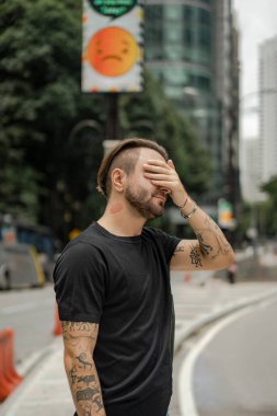 Kuala Lumpur 'da sokakta gülümseyen çekici, mutlu bir adam. Şehir erkekleri, giyim tarzı. Sabun köpükleri havada uçuşuyor..