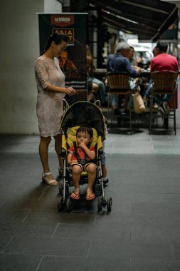 Korsan kostümlü bir kız.