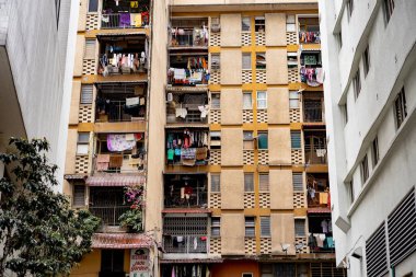 Çok katlı bir binanın, balkonların Kuala Lumpur avlusu.