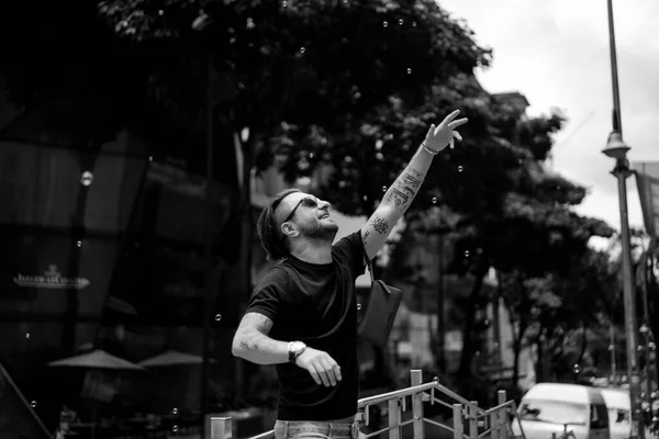 Atractivo Hombre Feliz Sonriendo Calle Kuala Lumpur Hombres Urbanos Estilo — Foto de Stock