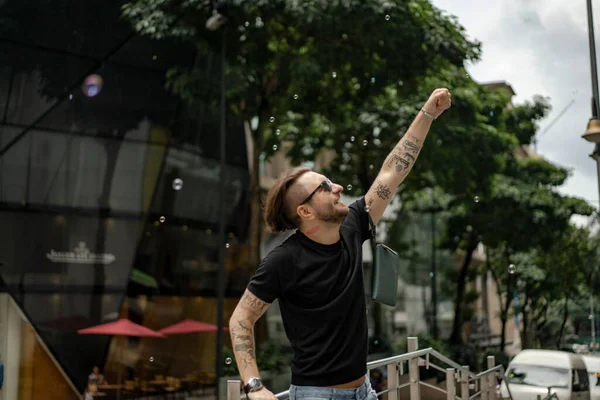 Atractivo Hombre Feliz Sonriendo Calle Kuala Lumpur Hombres Urbanos Estilo — Foto de Stock