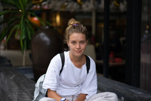 Mladá Žena Cestující Volné Noze Kavárně — Stock fotografie