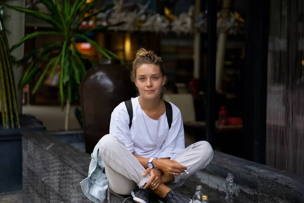 若い女性旅行者フリーランスのカフェ — ストック写真