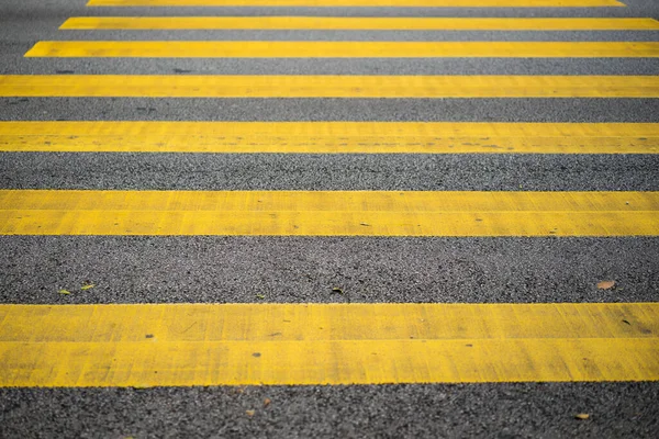 汽车和摩托车正通过人行横道 人行道上的黄色条纹 — 图库照片