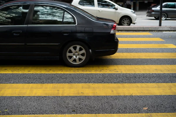 Coches Motocicletas Están Pasando Por Paso Peatonal Rayas Amarillas Del — Foto de Stock