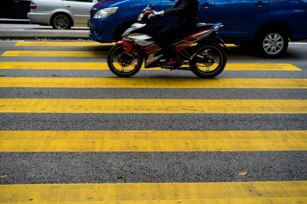 車やオートバイの歩行者の交差点を通過している 横断歩道の黄色の縞 — ストック写真