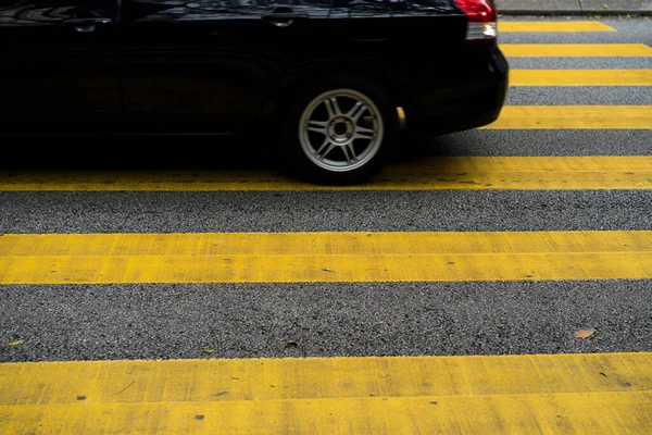 汽车和摩托车正通过人行横道 人行道上的黄色条纹 — 图库照片