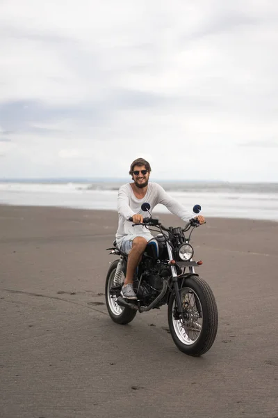Giovane Sella Una Moto Retrò Sulla Spiaggia Ritratto All Aperto — Foto Stock