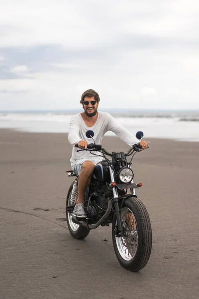 Joven Montado Una Motocicleta Retro Playa Retrato Aire Libre Posando — Foto de Stock