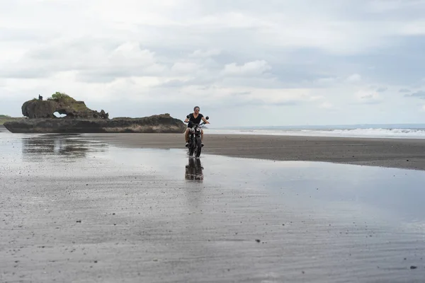 Giovane Sella Una Moto Retrò Sulla Spiaggia Ritratto All Aperto — Foto Stock